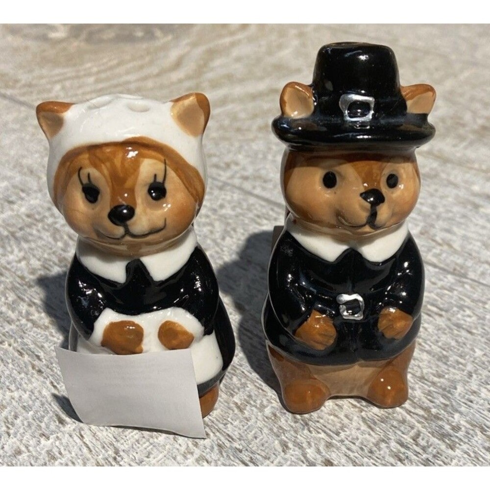 Cracker Barrel Mini PILGRIM SQUIRREL COUPLE Salt & Pepper Shaker Set #SP017